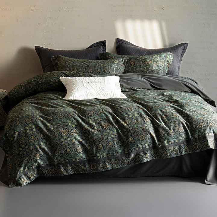 Duvet cover set made of cotton percale with subtle leaf allover and piped edge