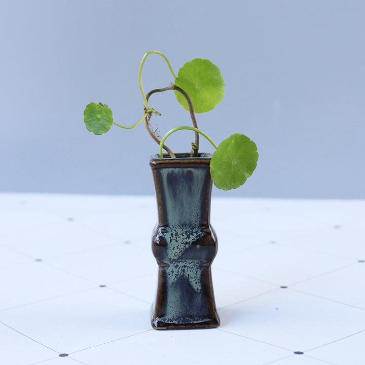 Elegant ceramic vase with artistic design Kalsten