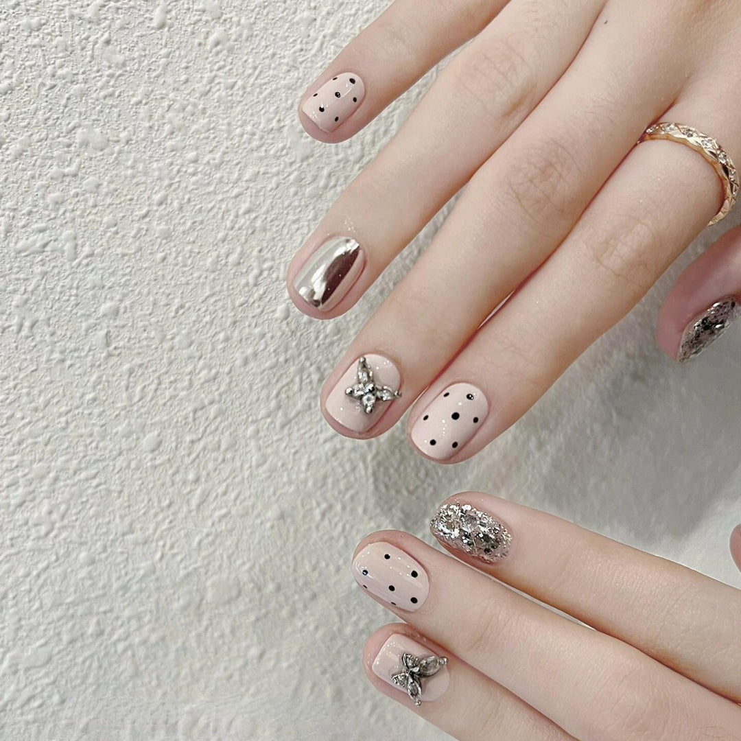 Artificial nails with playful design and glitter accents Kalsten