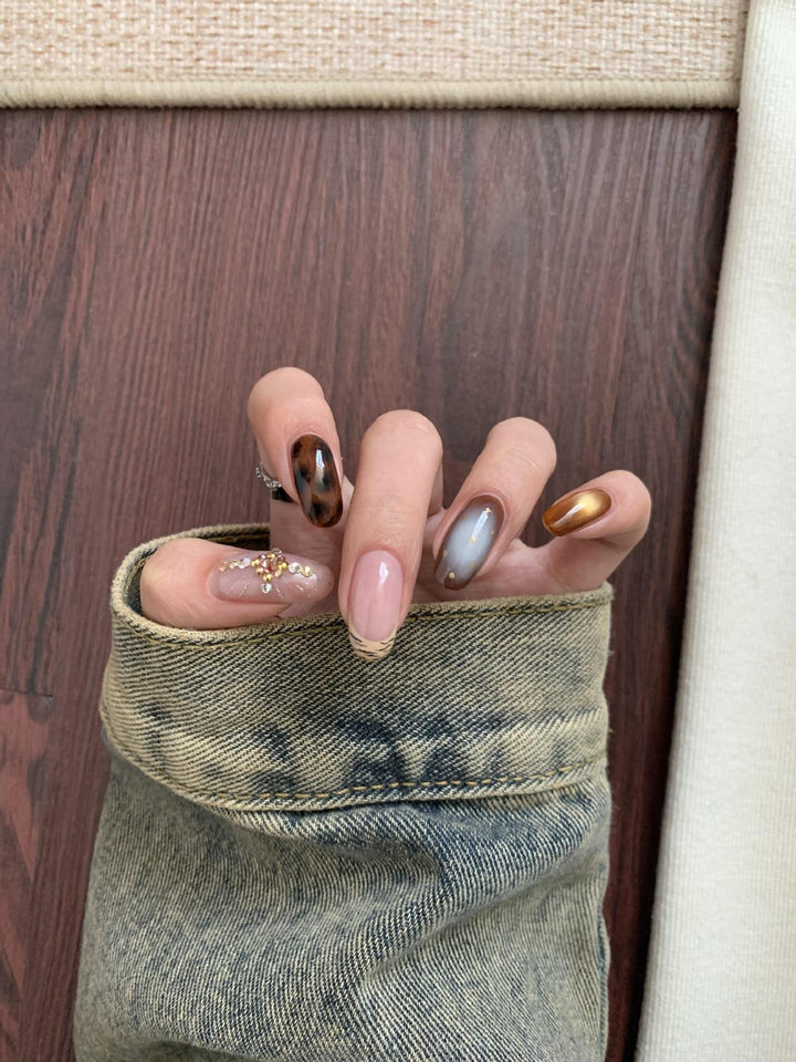 Artificial nail set with elegant patterns and glitter accents Kalsten