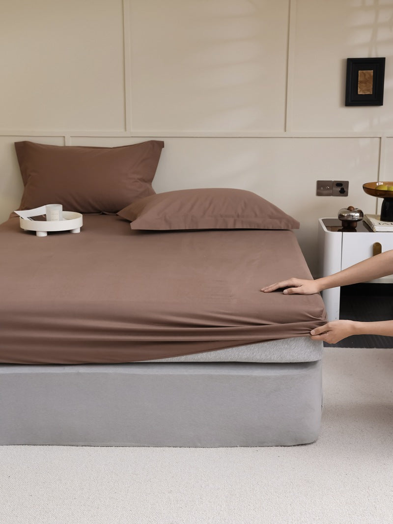 Fitted sheet made of cotton jersey with extra deep hem and elastic all-around rubber