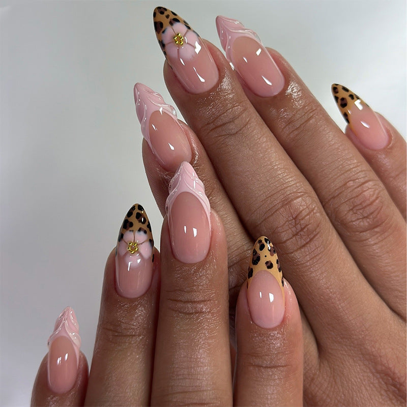 Nail set with trendy leopard design and elegant accents Kalsten