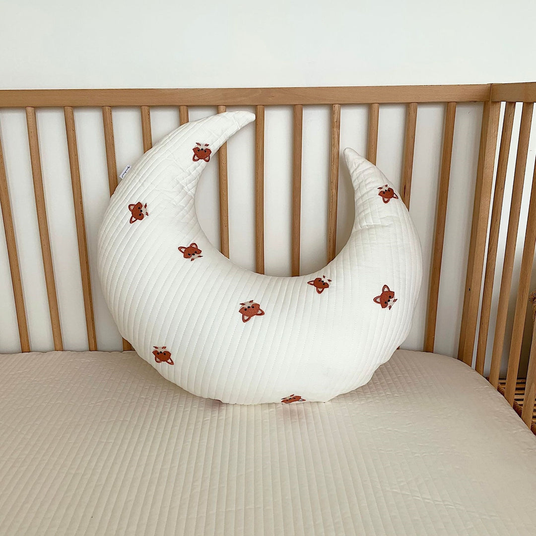 Mouth-shaped baby neck support pillow with quilted cover and teddy embroidery