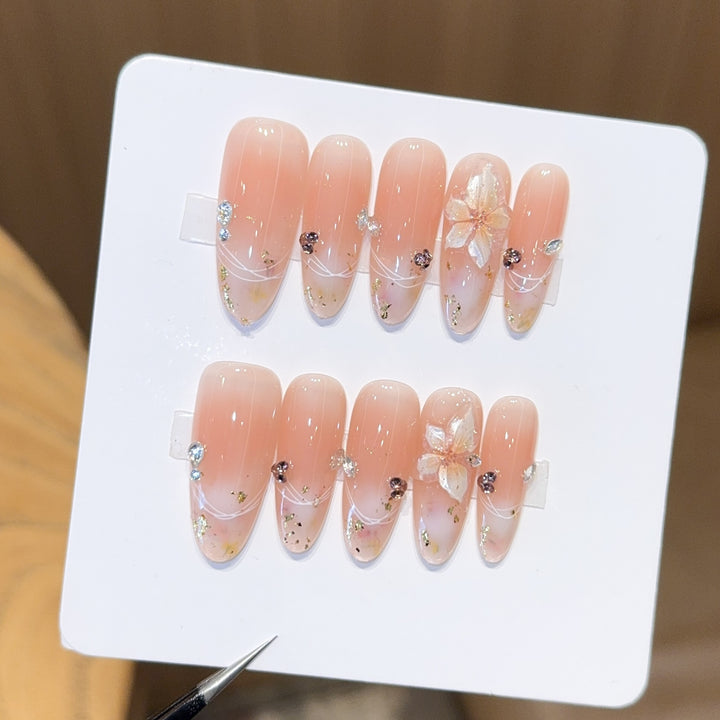Artificial nails with delicate flower and glitter detail Kalsten