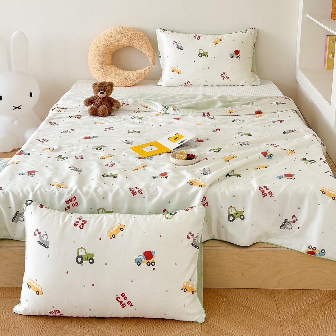 Children's duvet cover set made of satin with child-friendly vehicle print and reversible backside