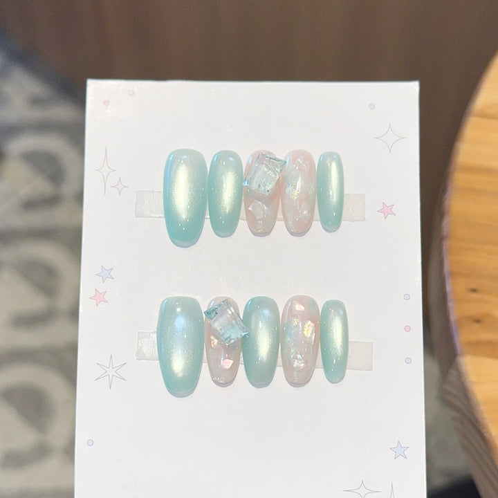 Glamorous artificial nails with shimmering accents Kalsten