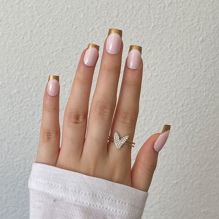 Artful nail extensions with an elegant leaf pattern Kalsten