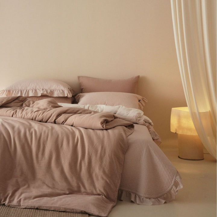 Bedding set made of stonewashed cotton with ruffled pillow and quilted bedspread