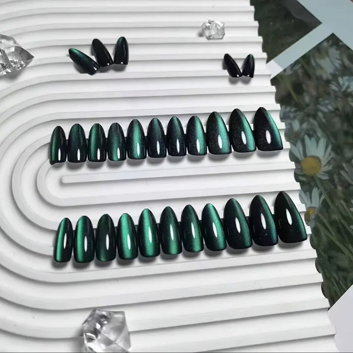 Artificial nail set with elegant high gloss and stiletto design Kalsten