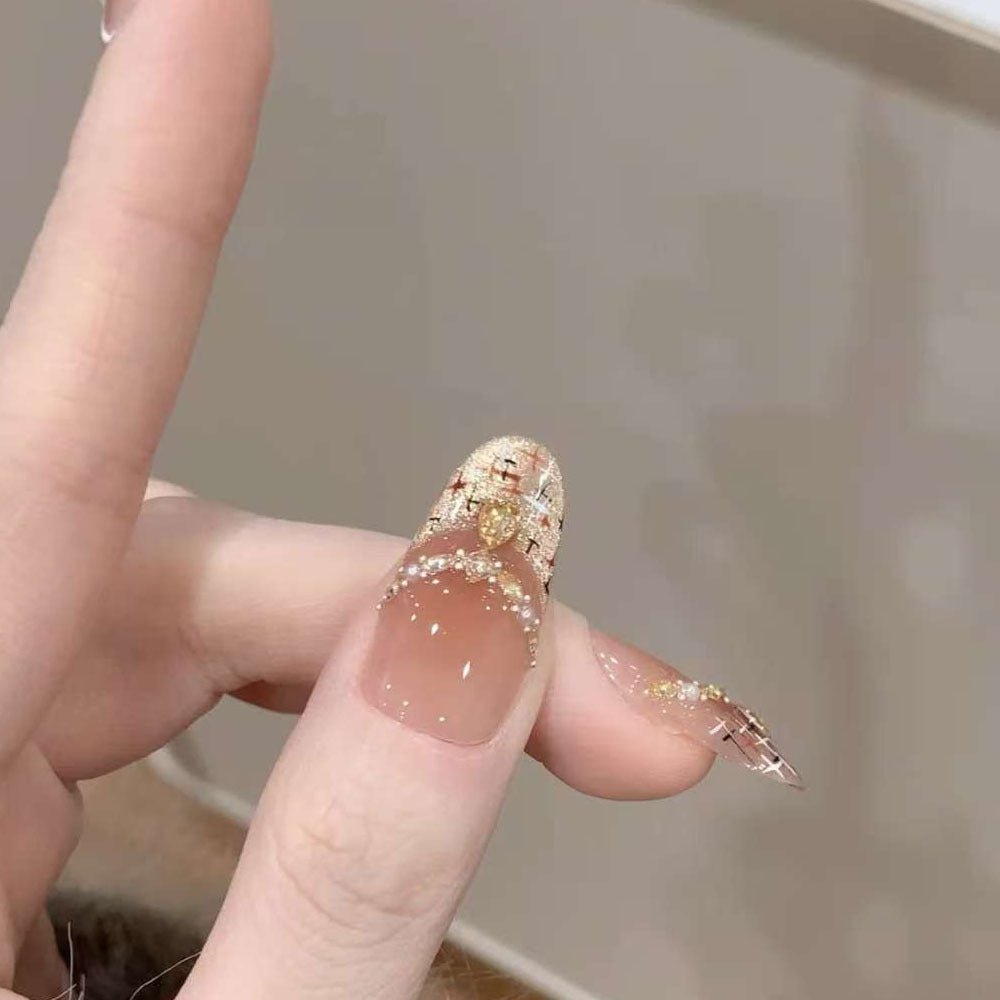 Artificial nails with glamorous gold accents Kalsten