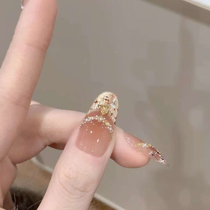 Artificial nails with glamorous gold accents Kalsten