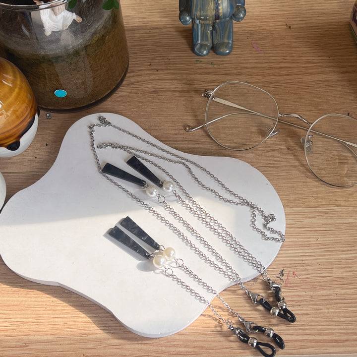 Chic Pearl and Chain Eyewear Holder Kalsten