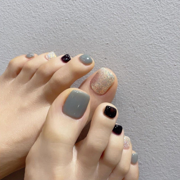 Artful toenail art with glitter and matte design Kalsten