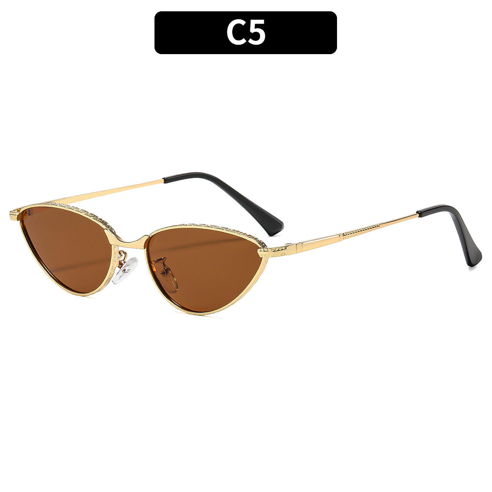 Elegant Vintage-Inspired Cat-Eye Sunglasses