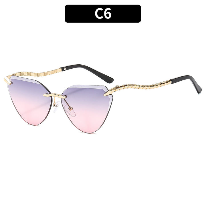 Elegant Cat-Eye Sunglasses with Textured Temples