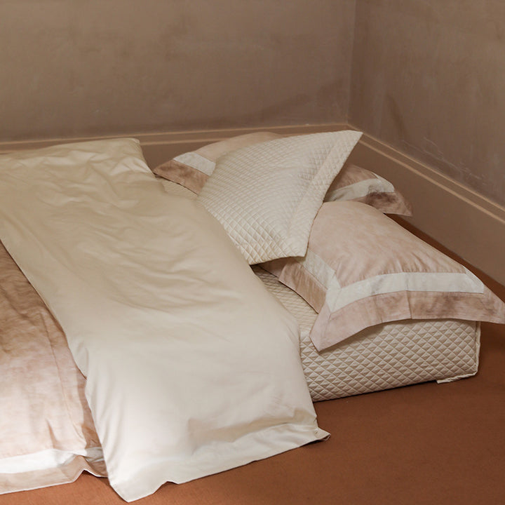 Bedding set made of cotton percale with a light crinkle texture and decorative ruffle