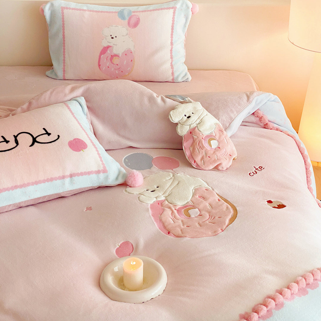 Children's bedding set with teddy fleece blanket, pompom hem and cute puppy design