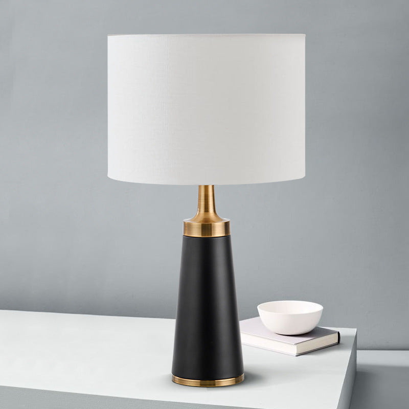 Elegant Modern Table Lamp with Geometric Base