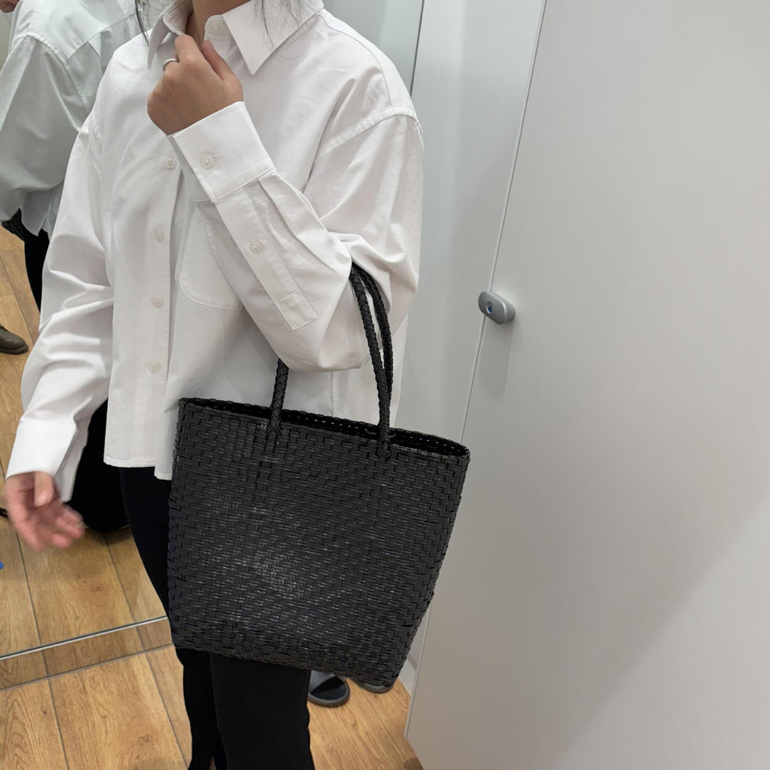 Hand-knotted tote bag with modern wave pattern Kalsten