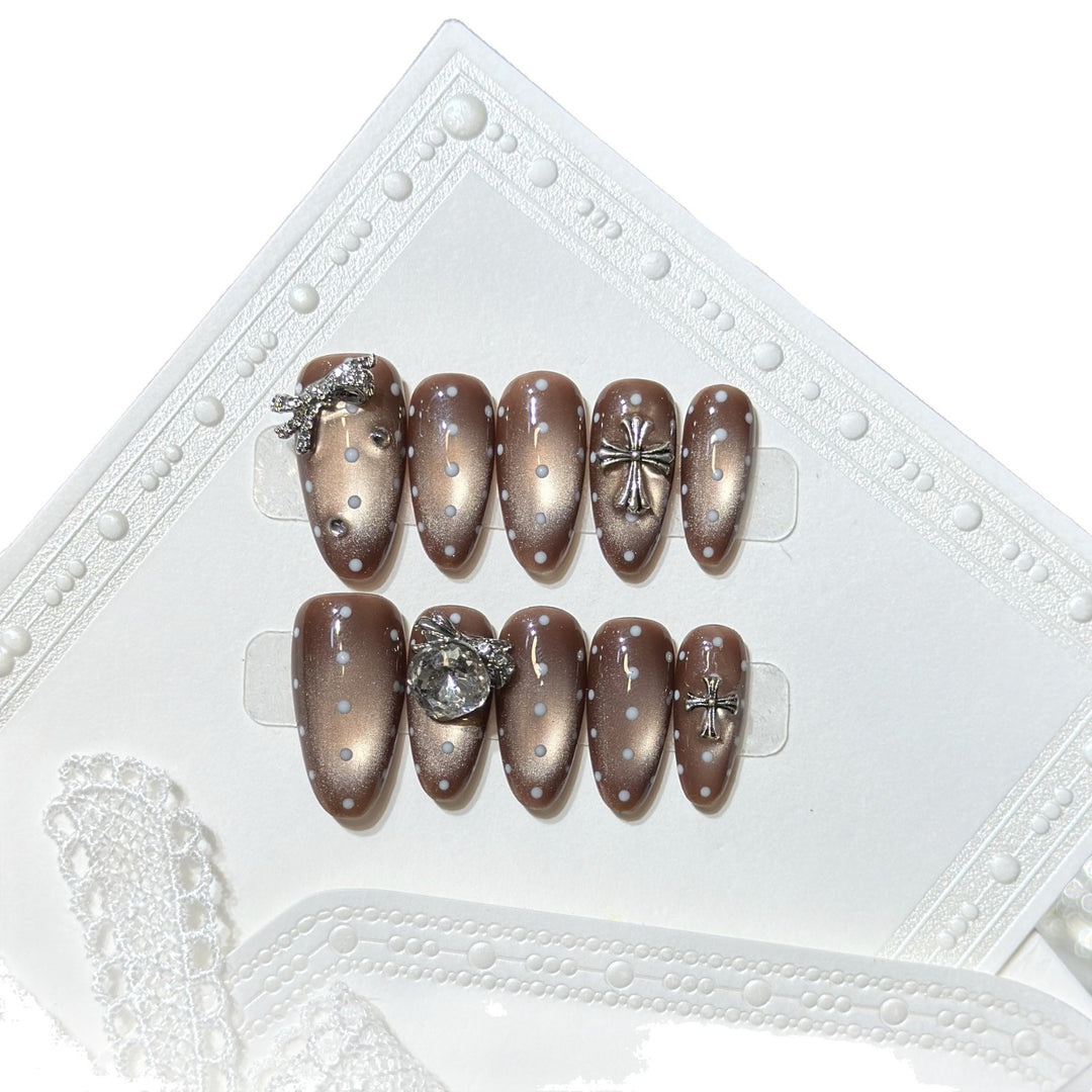 Elegant Press-On Nail Art Set with Distinctive Metallic Accents Kalsten