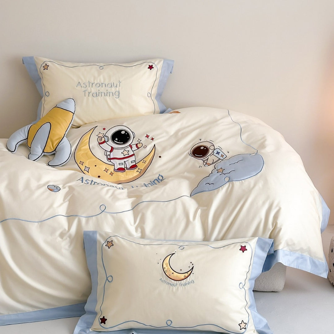 Children's bedding set with astronaut motif and soft cotton satin
