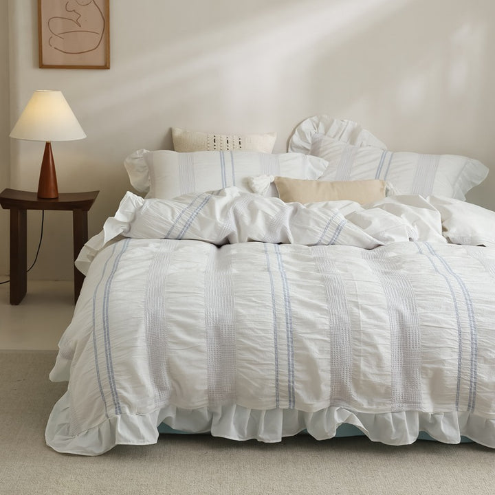 Cotton duvet cover set with structured longitudinal quilting, subtle striped look and ruffled hem