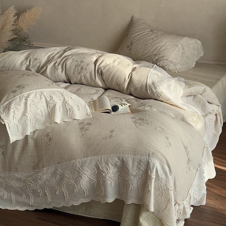 Quilted duvet with embroidered ruffle and delicate pillowcases