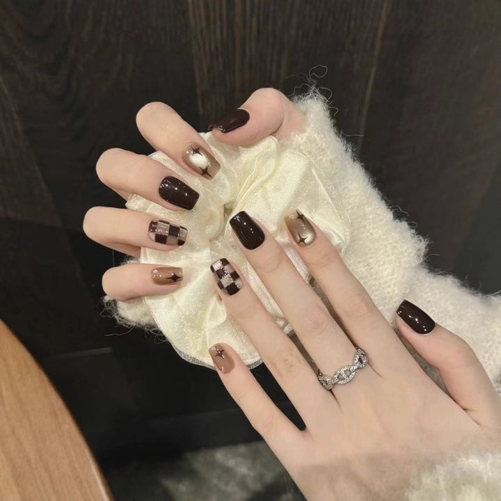 Artificial Nails in Elegant Checkered Pattern Kalsten