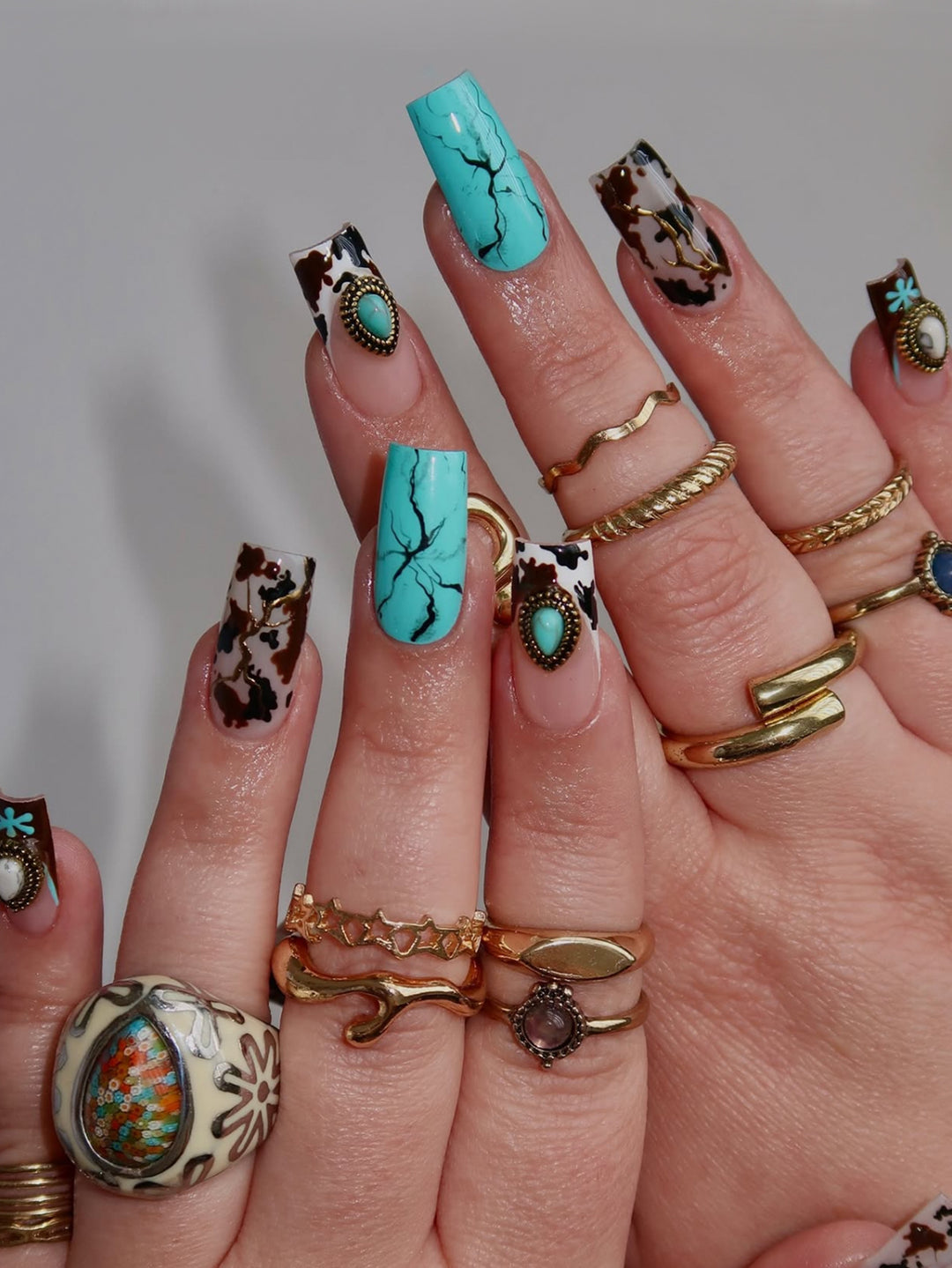 Artful fingernails with unique marble and jewelry design Kalsten