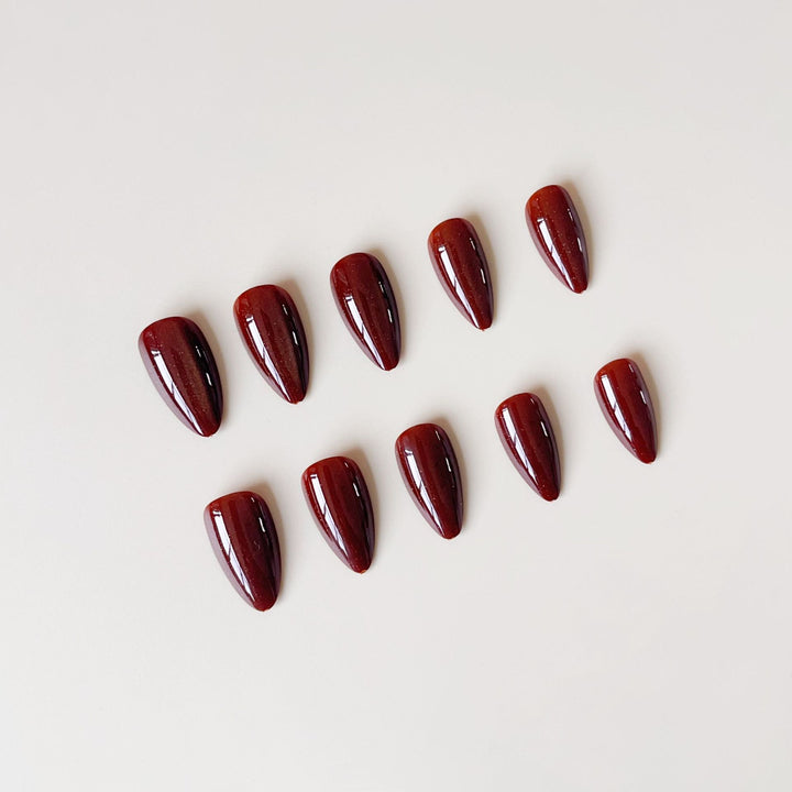 Nail set with an elegant ombre effect and shimmering accents Kalsten