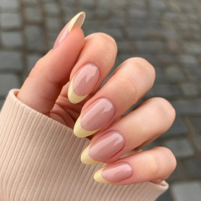 Elegant Nail Art with Black-White Contrast Kalsten