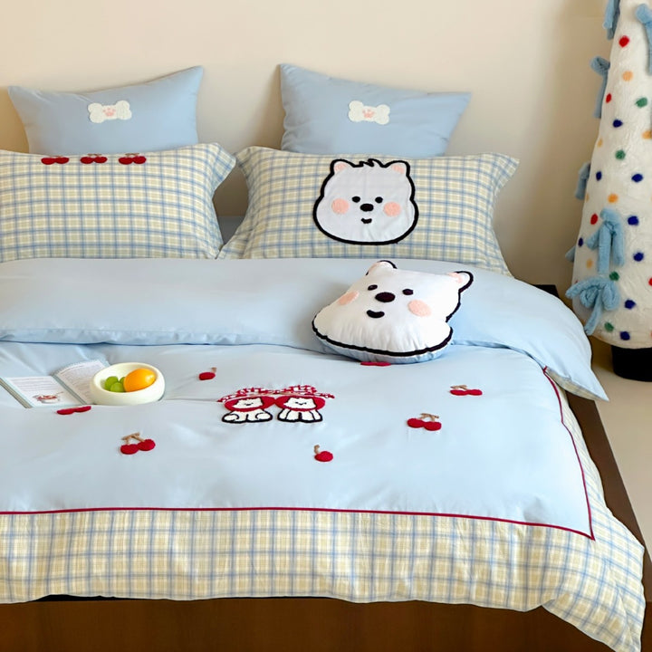 Children's bedding set with appliquéd winter figures and checkered ruffle