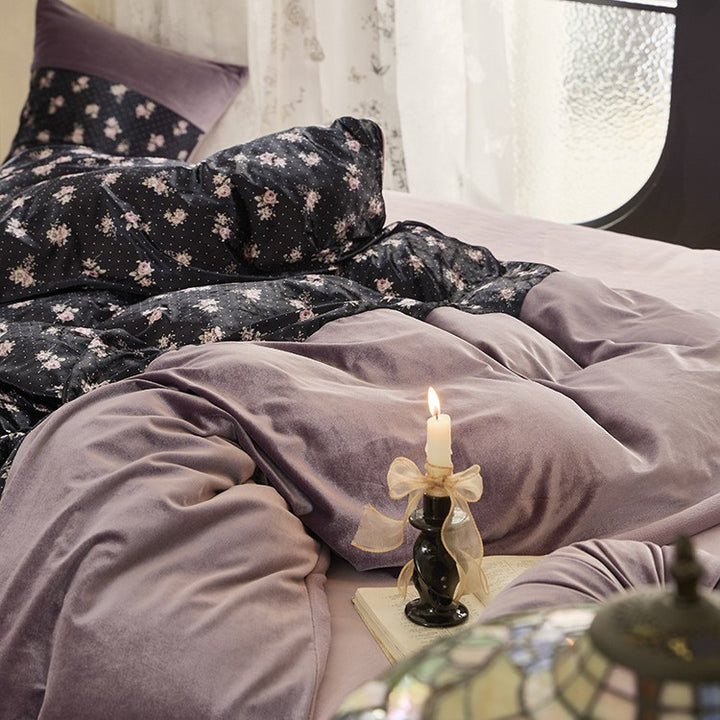 Velvety reversible bedding set with floral pattern and soft microfiber look