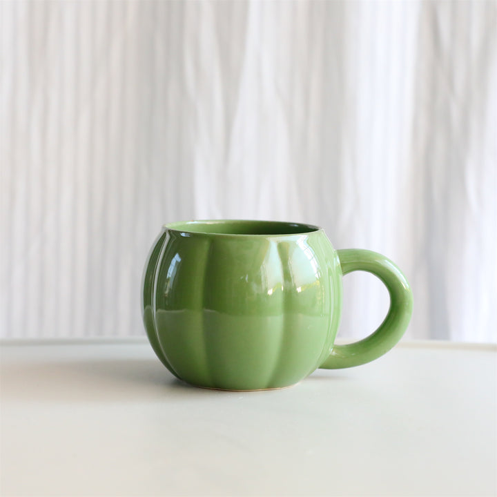 Ceramic mug with ergonomic handle and ribbed balloon shape