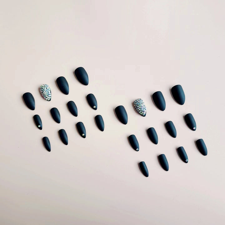 Artificial nail set with matte finish and sparkling accents Kalsten