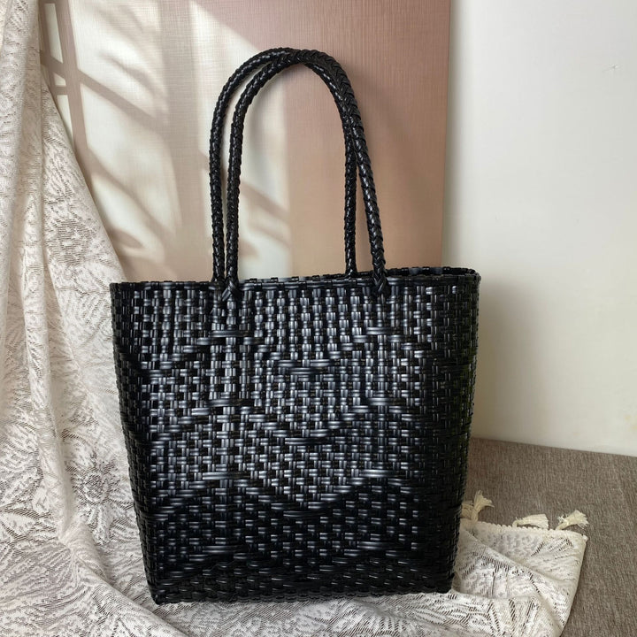 Hand-knotted tote bag with modern wave pattern Kalsten