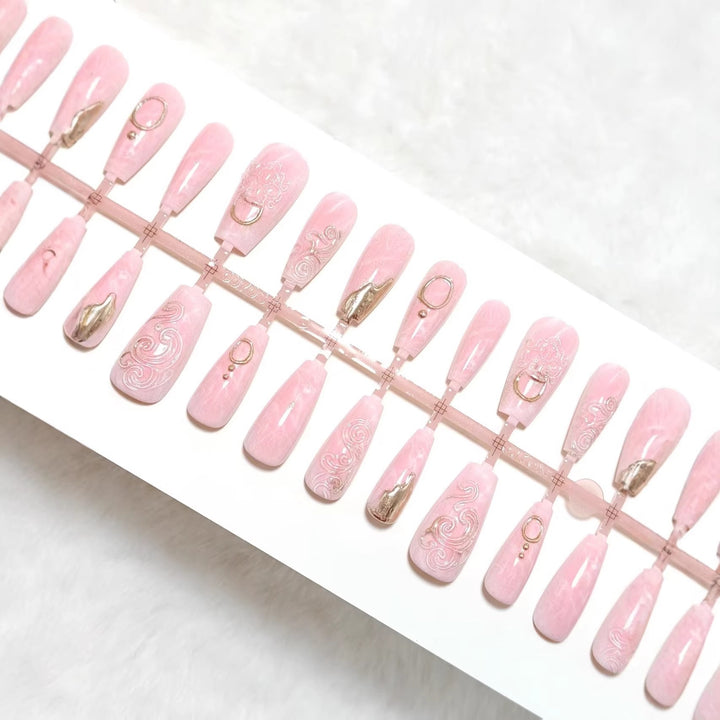 Artificial nails with elegant gold embellishments Kalsten