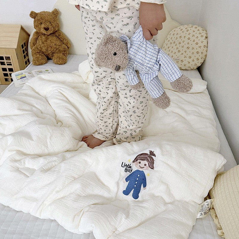 Children's quilt made of cotton muslin with embroidered doll motif