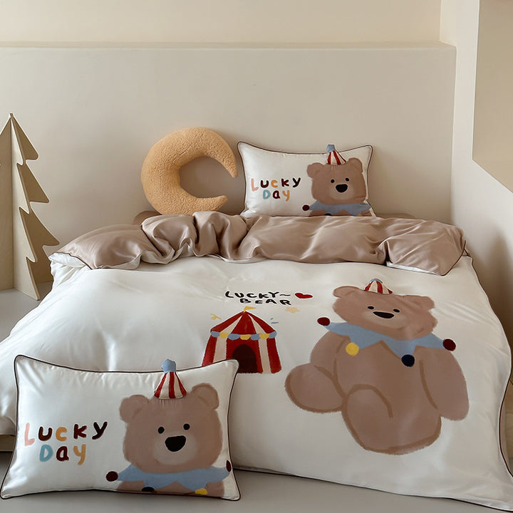 Children's bedding made of silk-matte satin with illustrative panda and apple print as well as fine piping