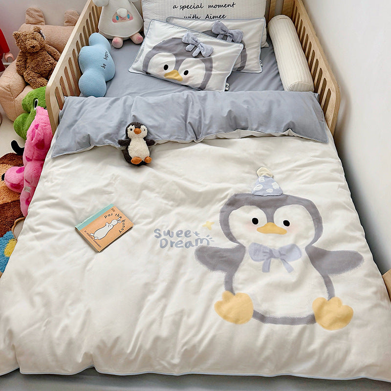 Children's bedding set with plush application and bear motif