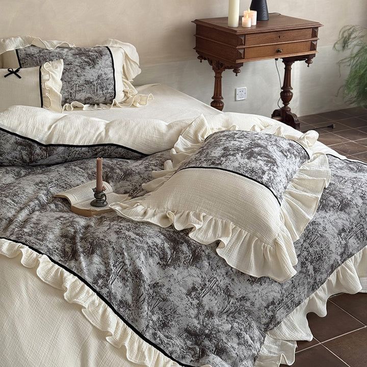 Bedding set made of cotton gauze with lush ruffle, velvet applique, and contrast piping