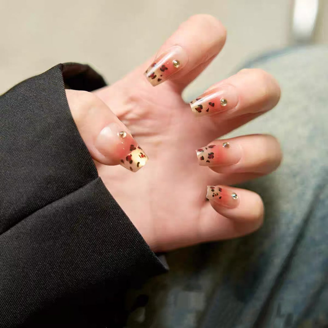 Artificial nails with elegant leopard pattern and glitter accents Kalsten