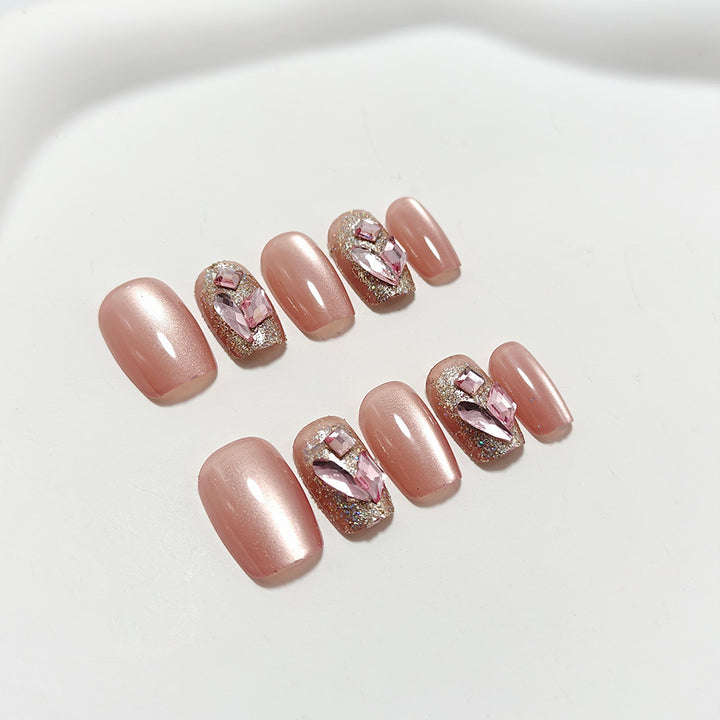 Glamorous artificial nails with sparkling 3D applications Kalsten