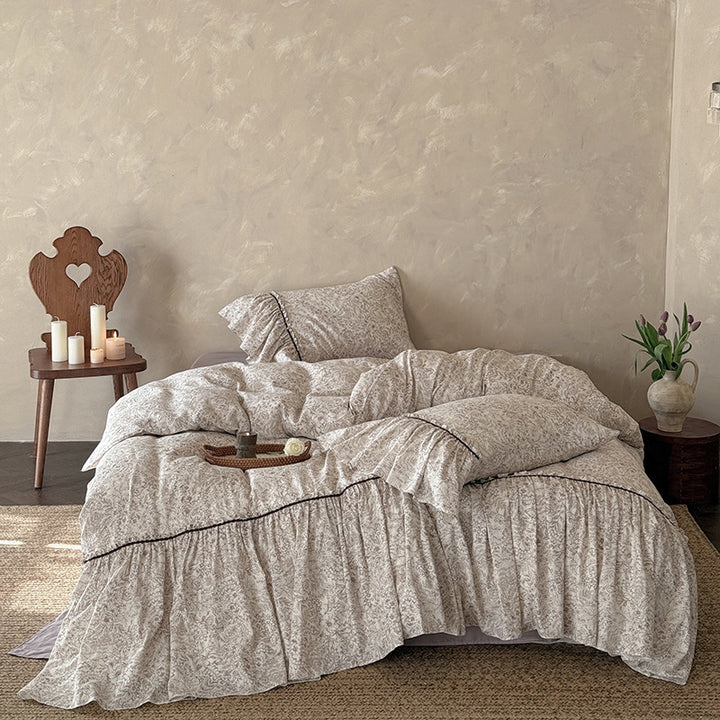 Ruffled bedding set with frill, fine floral pattern and contrasting piping