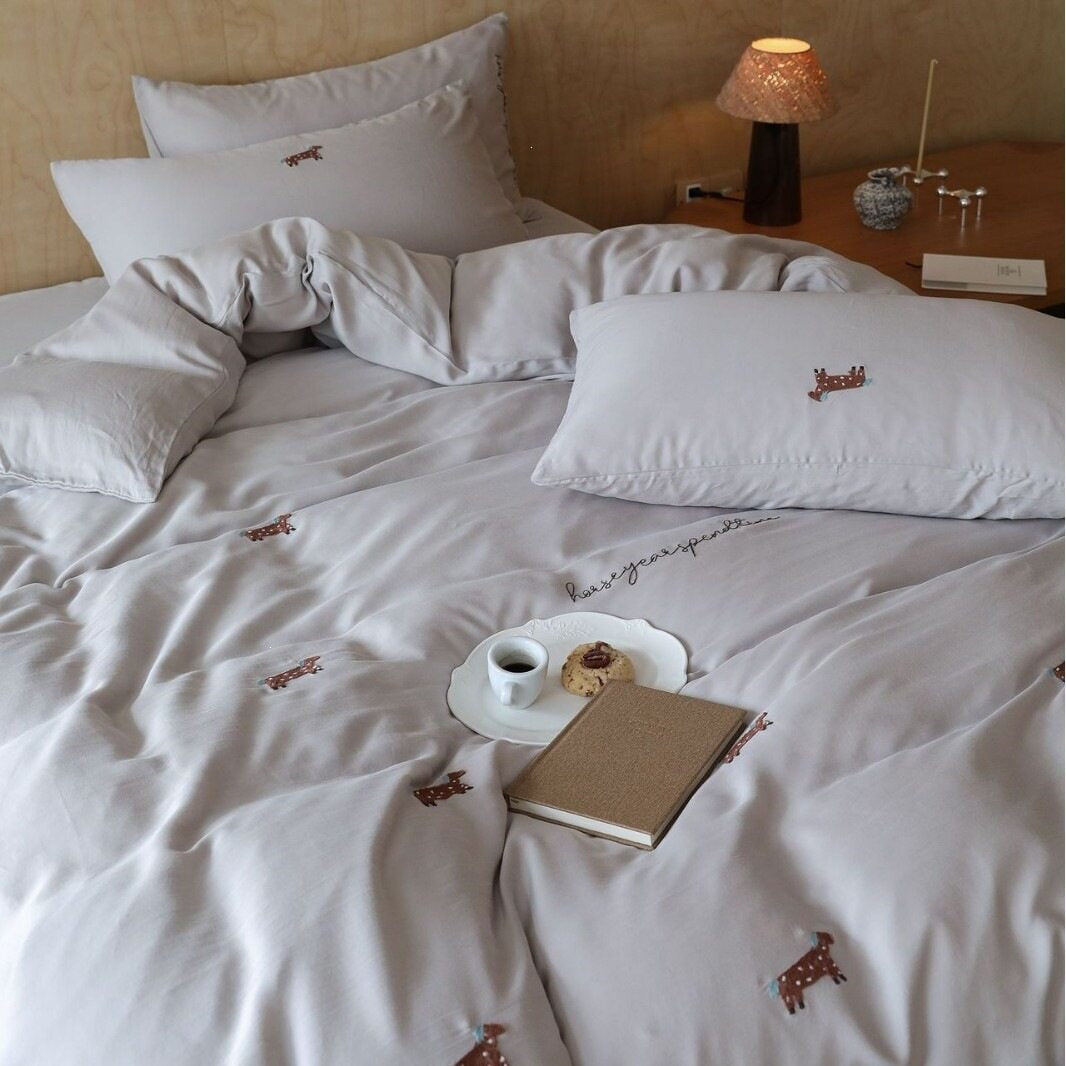 Finely woven bedding set with embroidered dachshund motifs