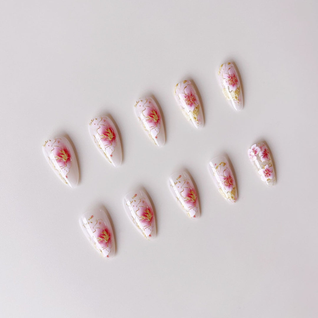 Artificial nails with floral accents and golden details Kalsten