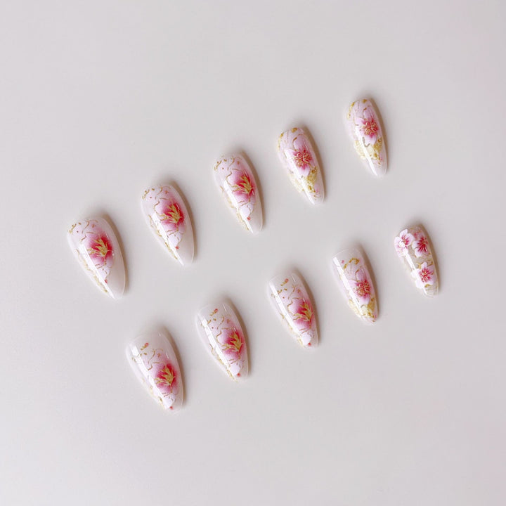 Artificial nails with floral accents and golden details Kalsten
