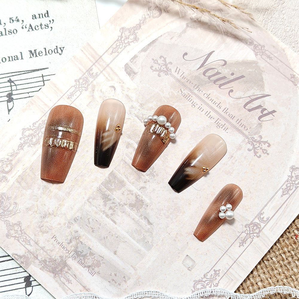 Artificial nails with elegant pearl and gold accents Kalsten