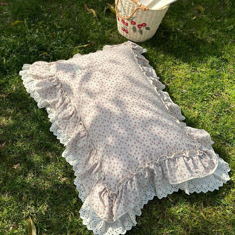 Duvet and pillowcase set made of cotton cambric with ruffles and eyelet embroidery