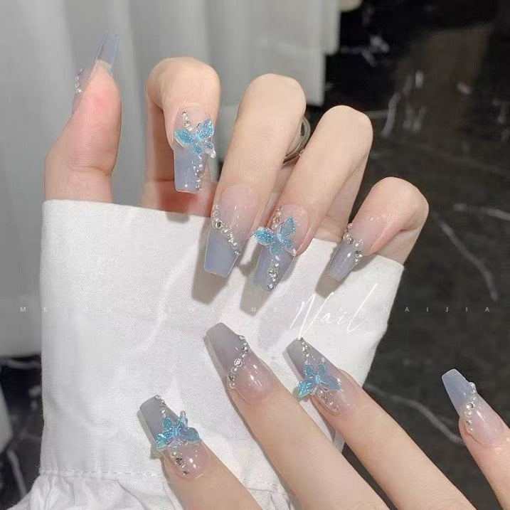 Glamorous nail art with pearls and glitter Kalsten